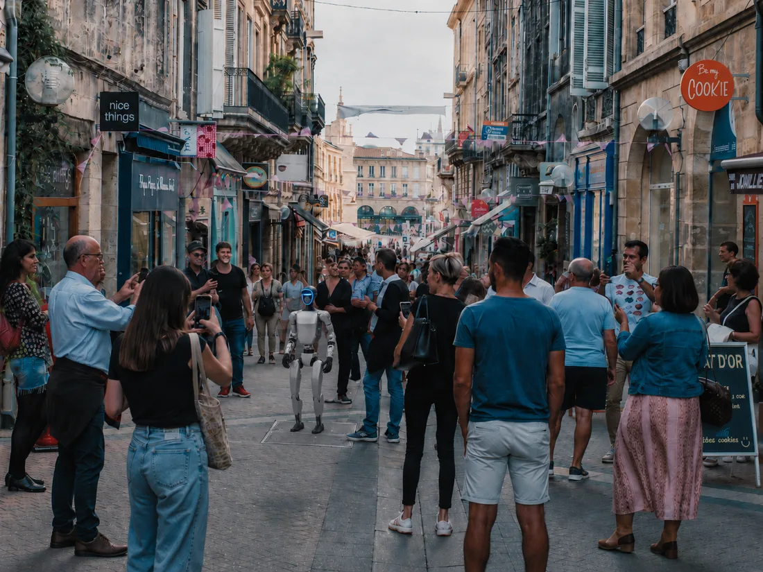 Activations de rue — TOM, robot humanoïde, en intervention
